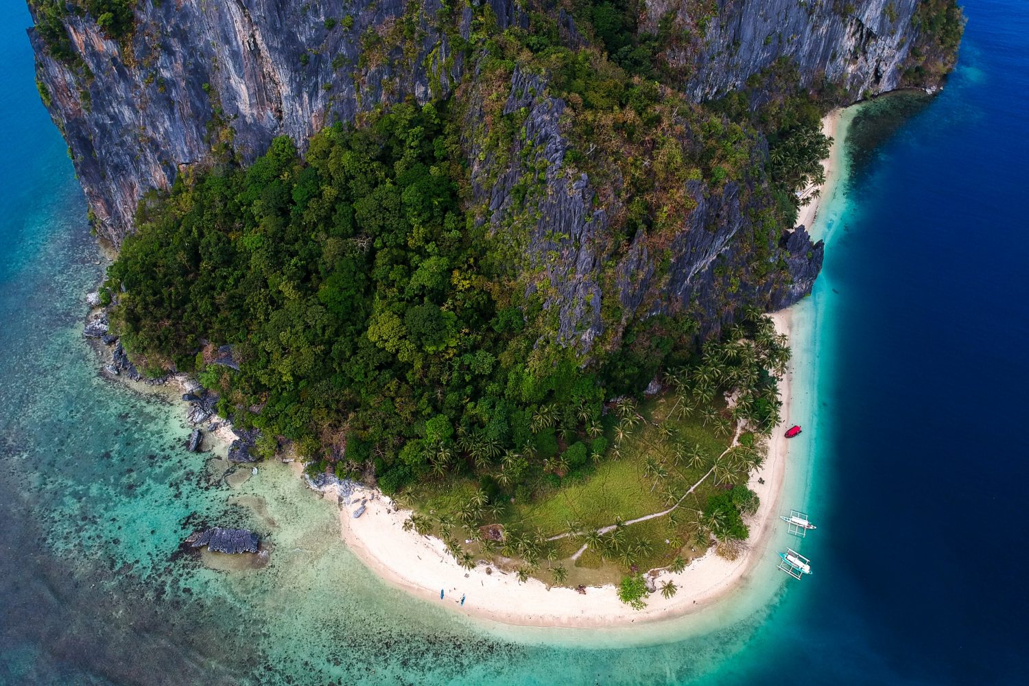 Pinagbuyutan is the closest island to El Nido, Palawan. That close that you could nearly swim across from “Las Cabanas” beach.On the island there are literally no man made buildings and it’s a totally quiet peace of paradise.